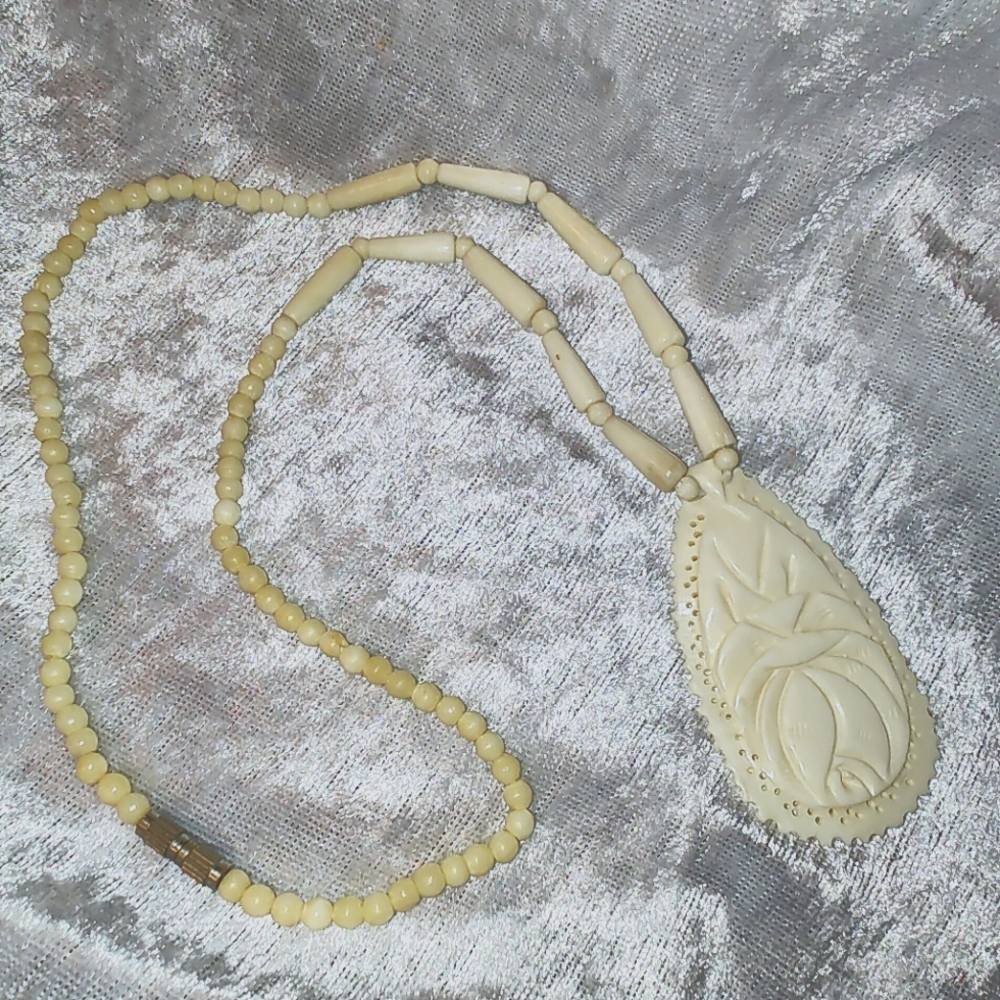 Vontage Cream Carved Bone Beaded Necklace with Intricate Pendant